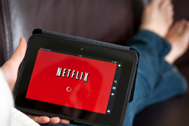 Is het nog interessant om te beleggen in het beursgenoteerde aandeel van de groep actief in streaming Netflix, waarvan de omzet en de winst fors groeit?